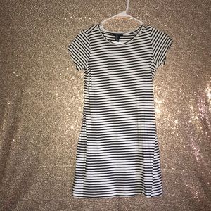 🐝 F21 BLK& WHITE STRIPED TUNIC SZ MED